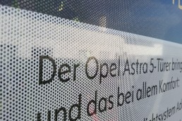 Lochfolie von XXL bei Opel Werbung