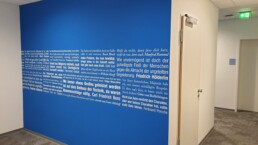Folienschrift auf der Wand